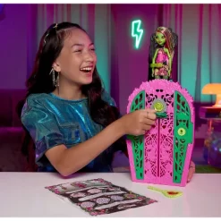 Monster High 10.5" Skulltimate Secrets Garden Mysteries Playset, Venus McFlytrap Doll With 19+ Surprises